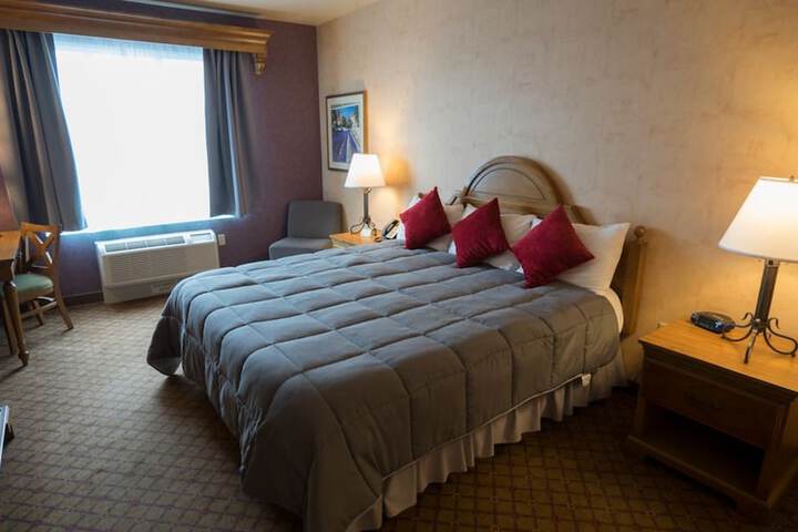 1 King Bed (3 of 8)
