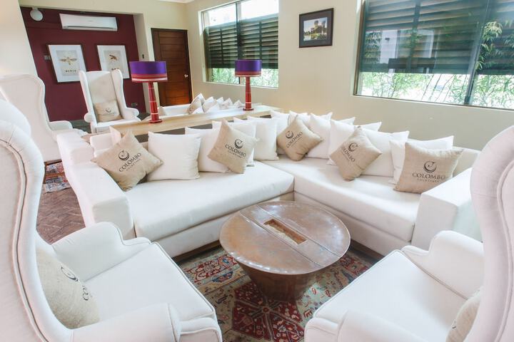 Lounge 70 of 97