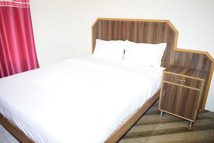 Room 10 of 33