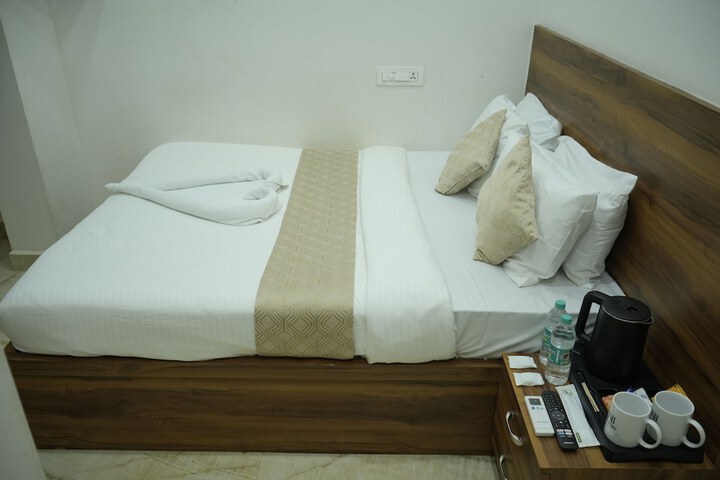 Room 11 of 16