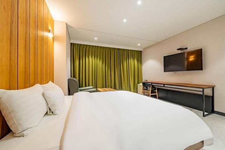 Room 5 of 20