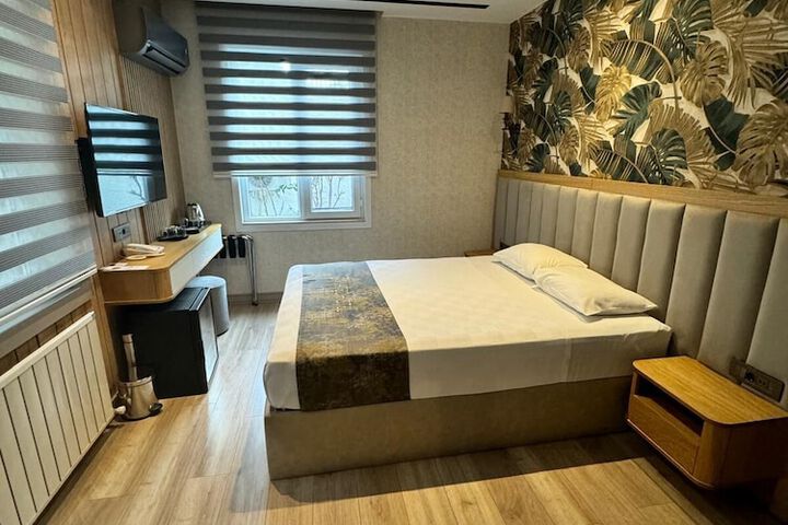 Room 13 of 36