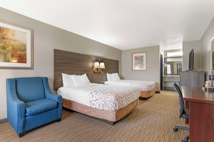 2 Double Beds - Wireless High Speed Microfridge Coffee Maker Iron Hair Full Breakfast (4 of 14)
