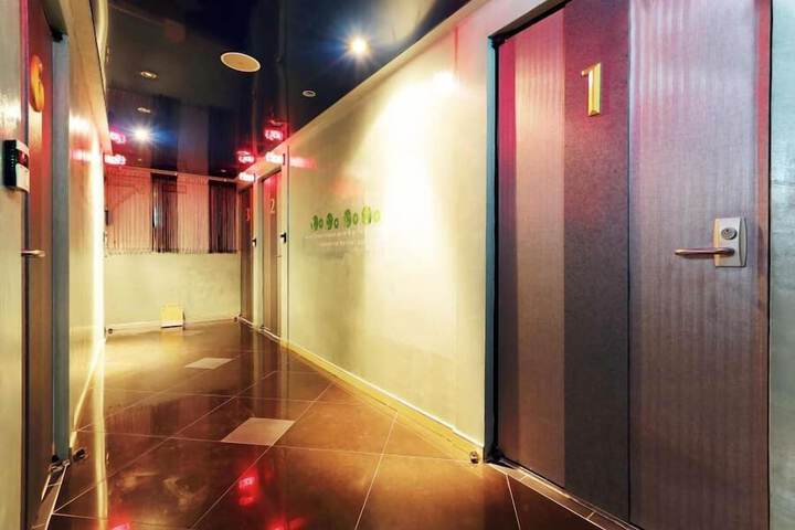 Ballroom/Hall 58 of 59