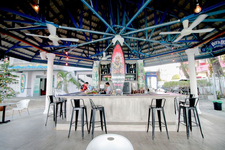 Lounge 6 of 26