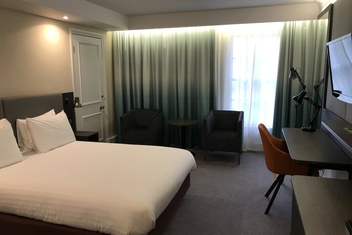 Room 7 of 82