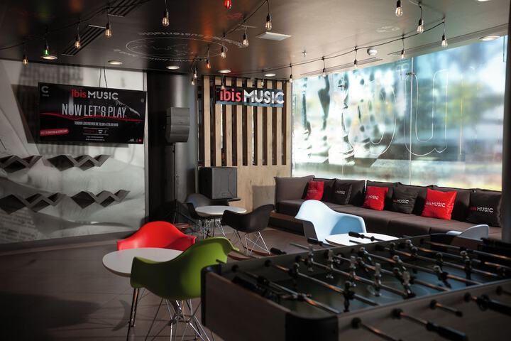 Lounge 30 of 43