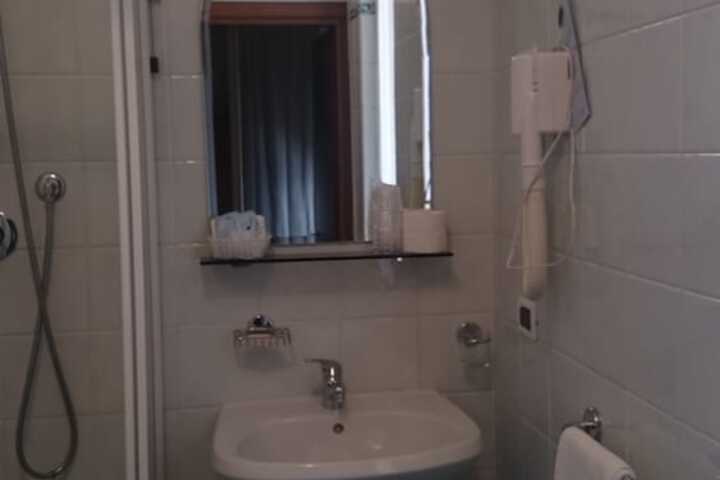 Room 21 of 37