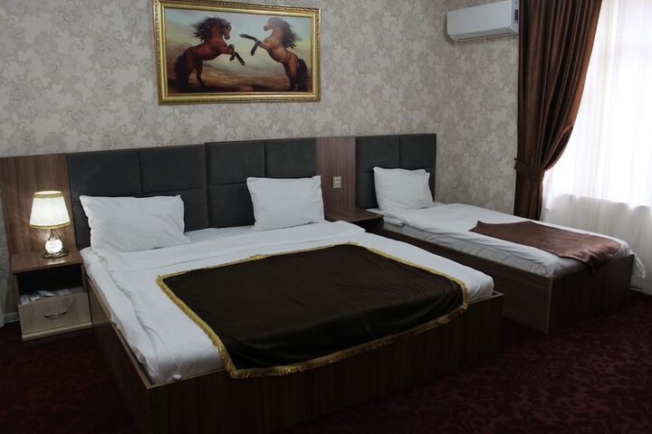 Room 4 of 9