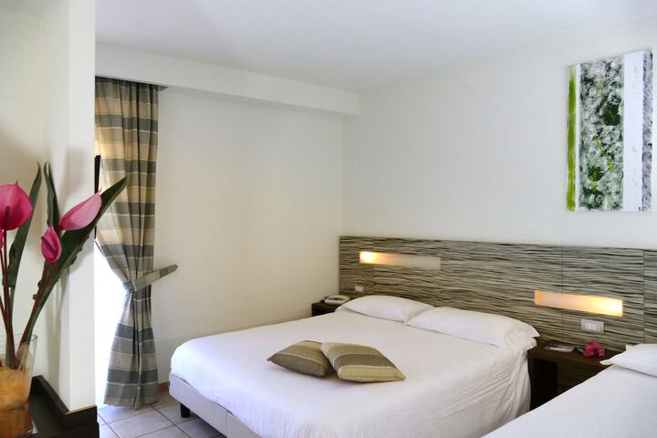 Room 2 of 49