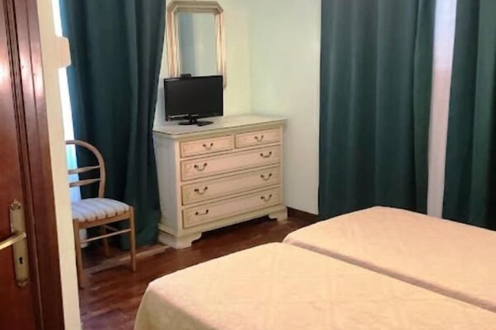 Room 33 of 63