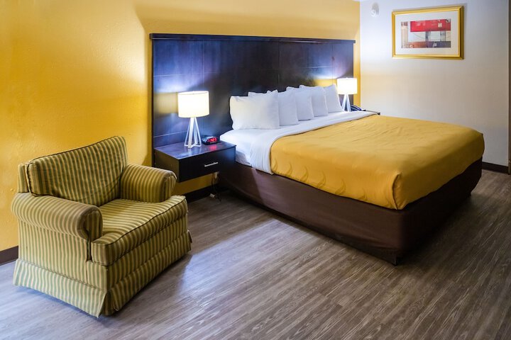 1 King Bed (6 of 31)