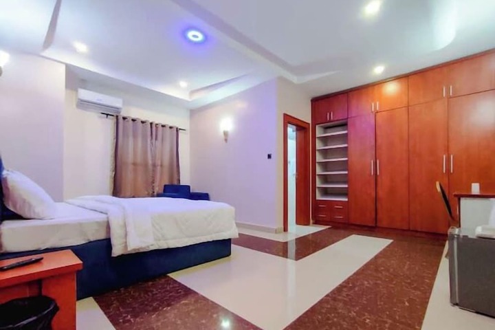 Room 3 of 27