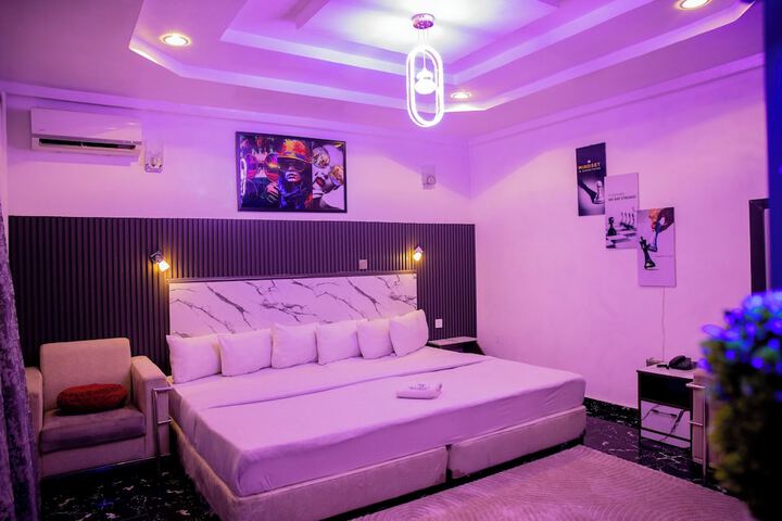Room 13 of 21
