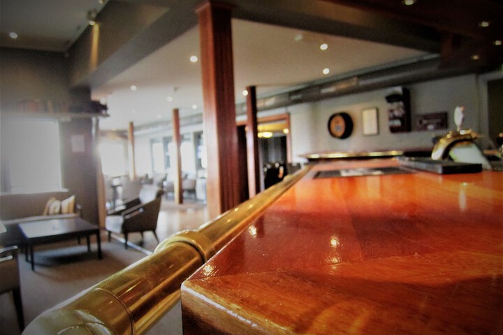 Lounge 37 of 52