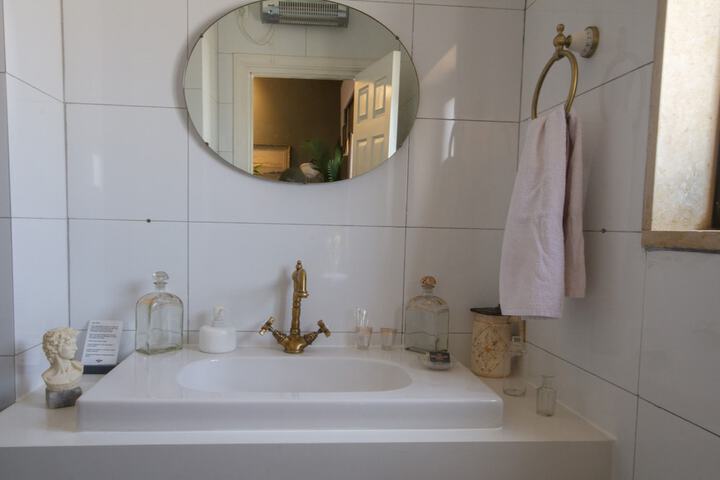 Room 42 of 60