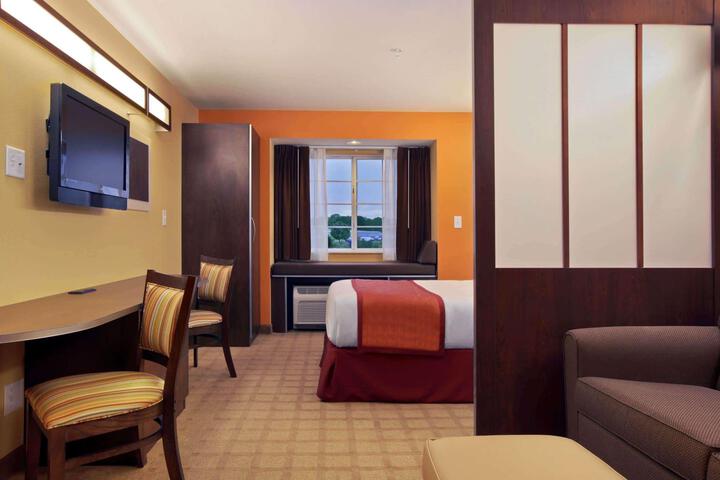 1 Queen Bed (3 of 14)
