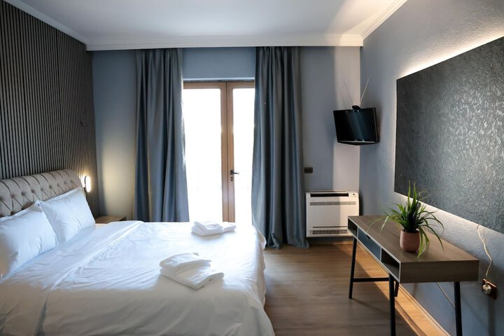 Room 6 of 10