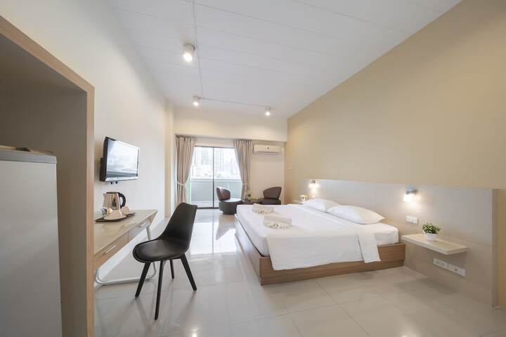 Room 8 of 80
