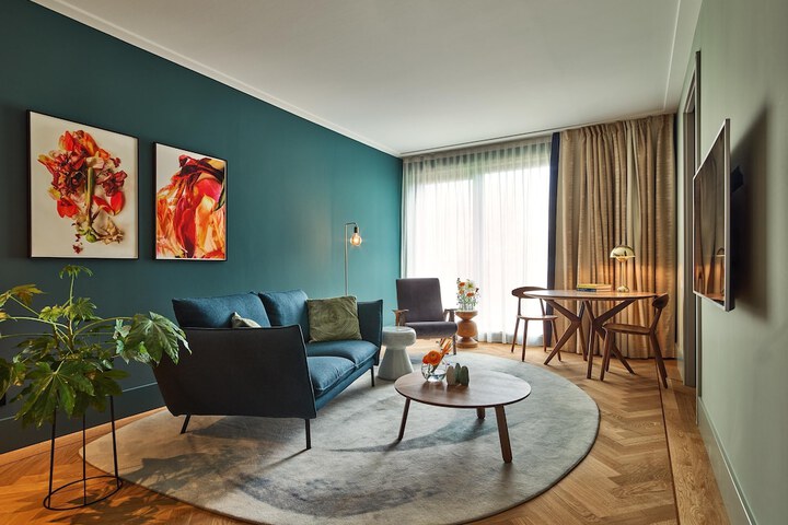 Room 42 of 90