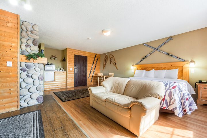 Superior King Bed with Sofa (14 of 25)