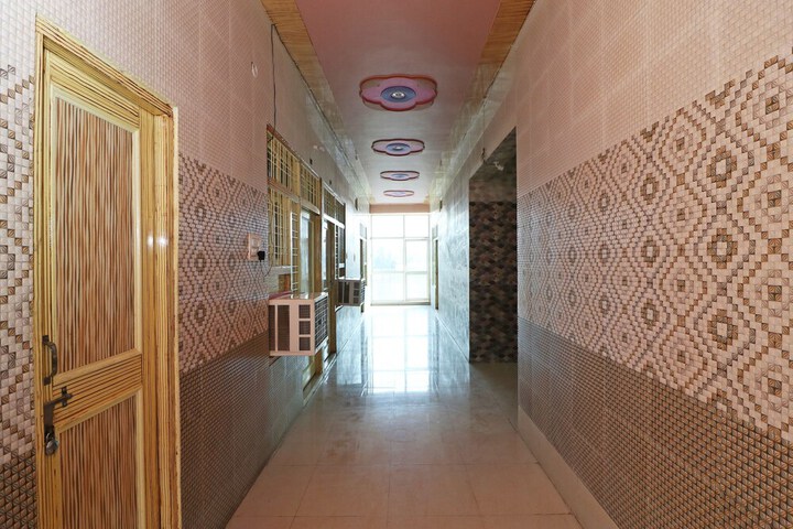 Ballroom/Hall 24 of 28