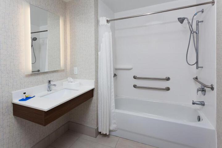 Suite Mobility Accessible Tub (7 of 17)