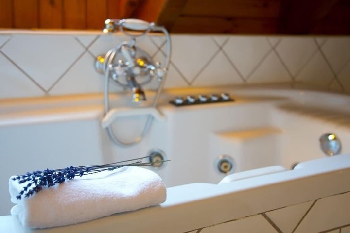 Deep soaking bathtub
