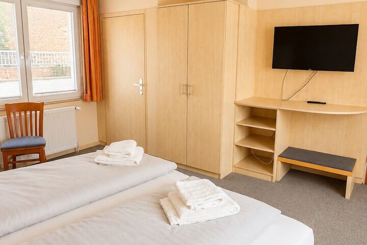 Room 17 of 28