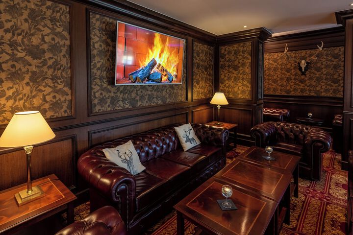 Lounge 42 of 62