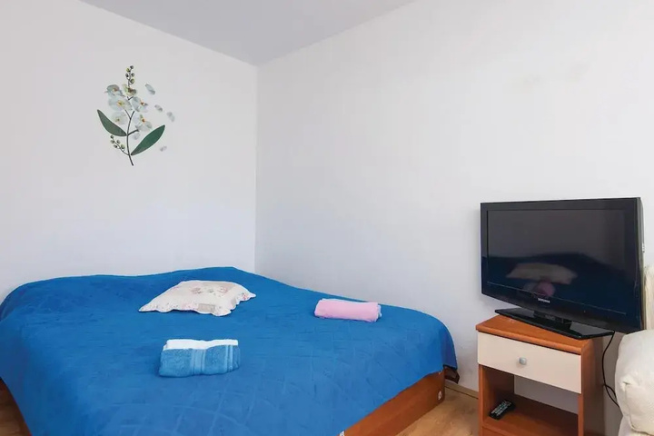 Room 2 of 10