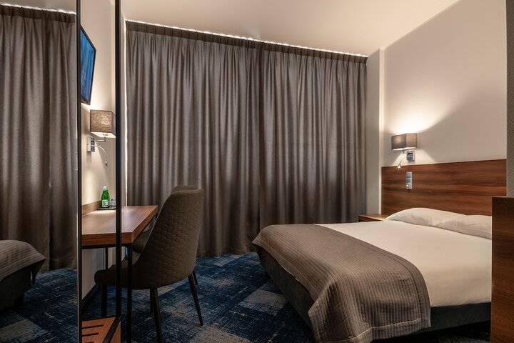 Room 5 of 33