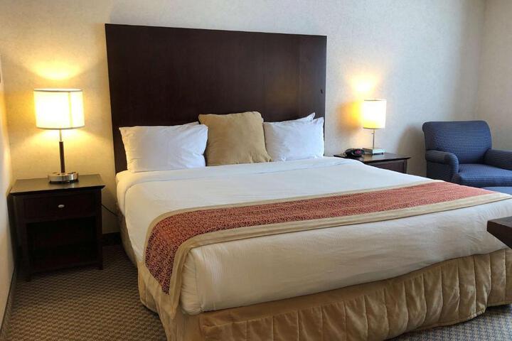1 King Bed Tower Desk Microwave, Refrigerator WiFi (7 of 16)