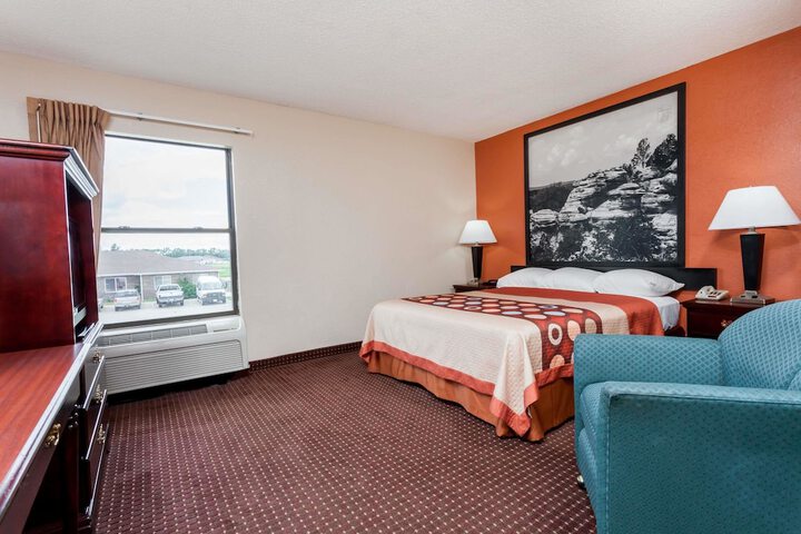 1 Queen Bed (2 of 17)