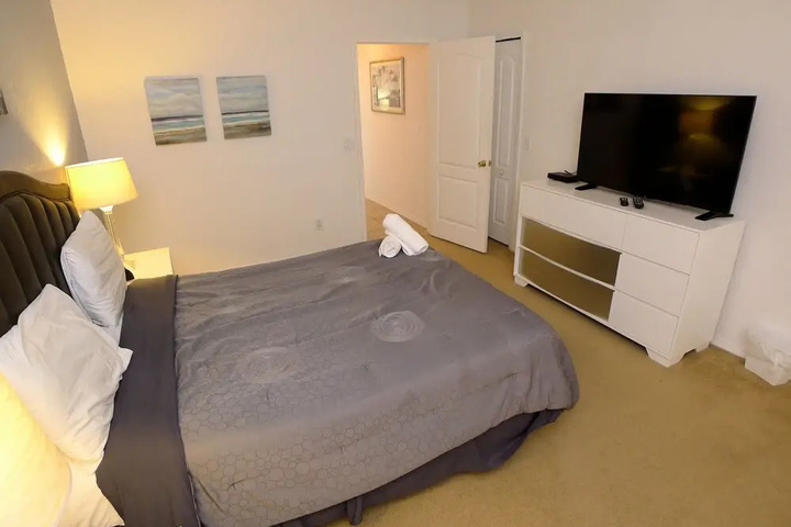 Room 5 of 18