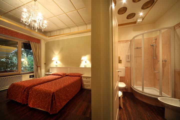 Room 5 of 25