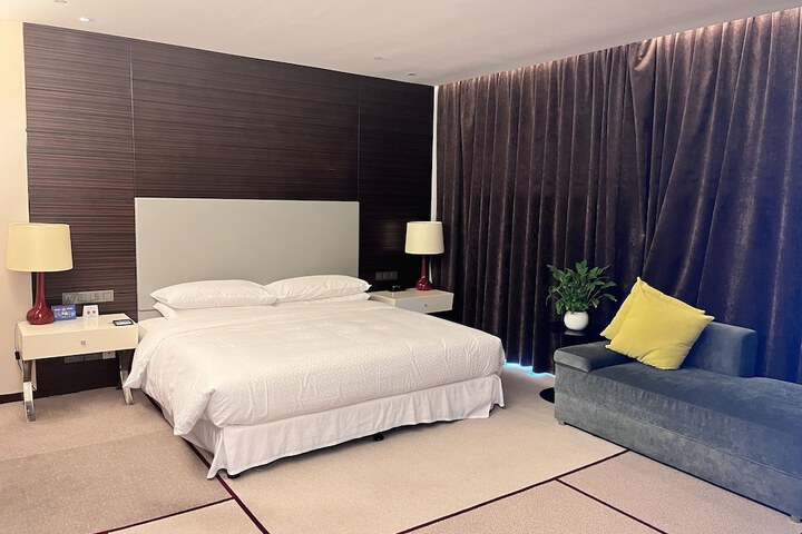 Room 26 of 106