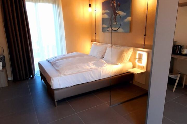 Room 12 of 62