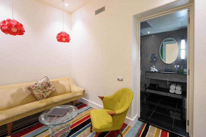 Room 43 of 68