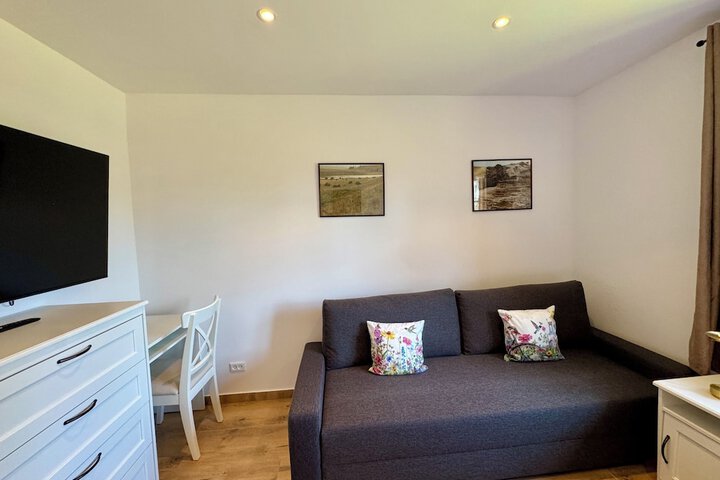 Room 2 of 65