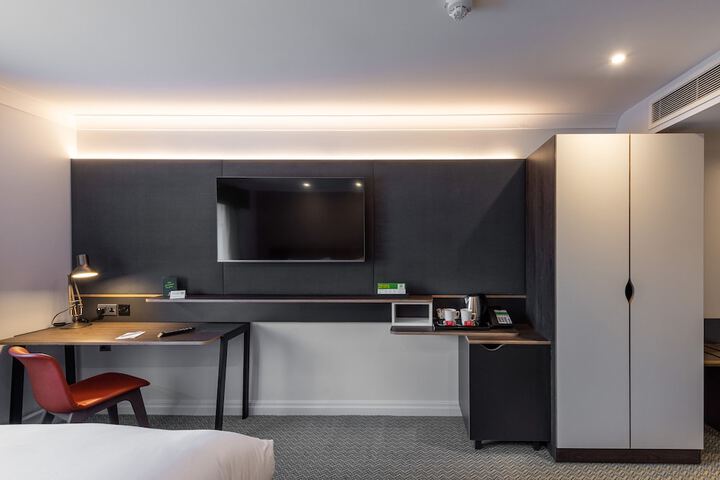 Room 3 of 100
