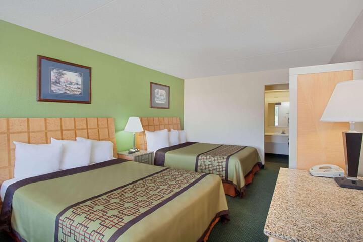 2 Queen Beds (10 of 10)
