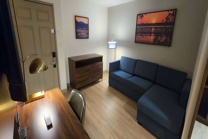 1 King Bed (5 of 10)