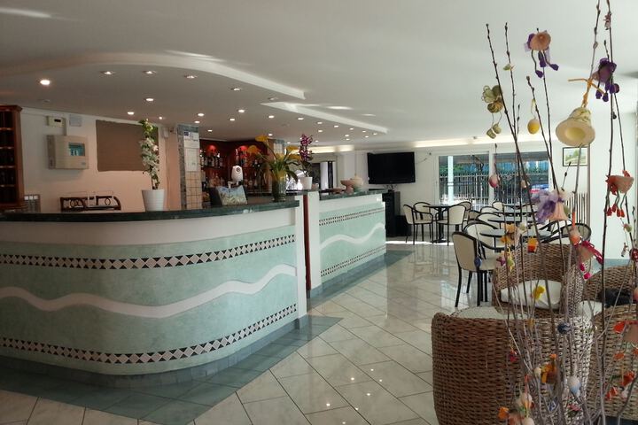 Lounge 57 of 64