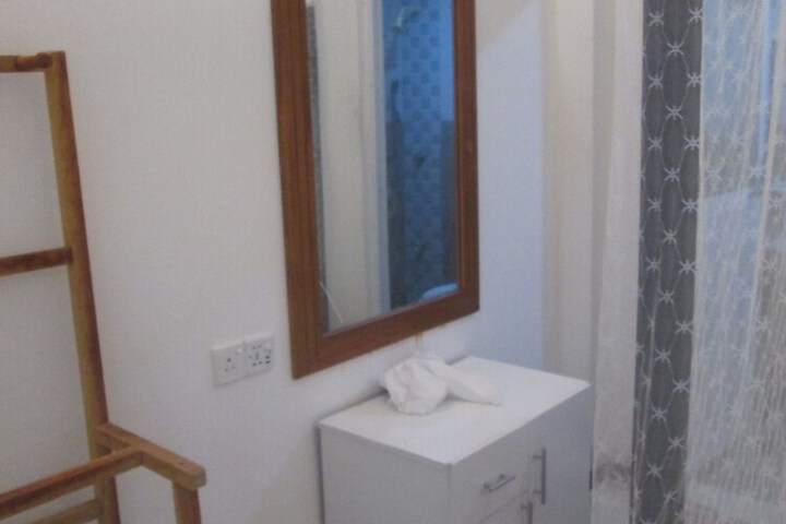 Room 8 of 33
