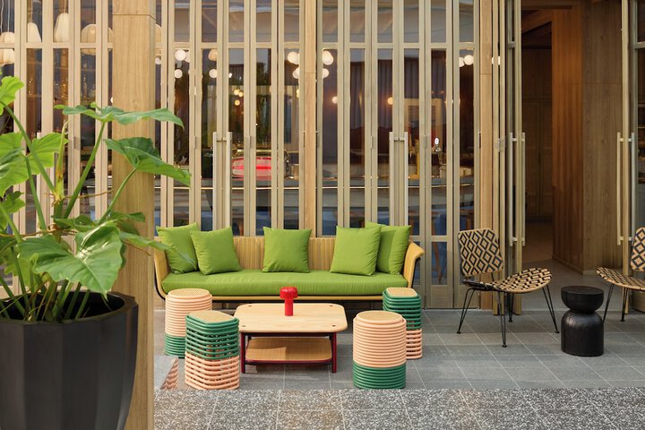 Hotel Exterior 40 of 51