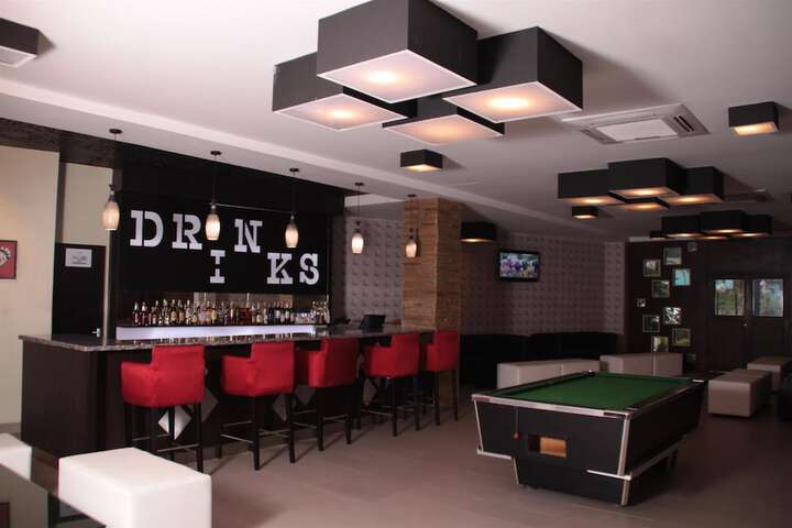 Lounge 100 of 131