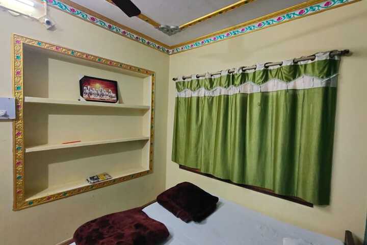 Room 4 of 12