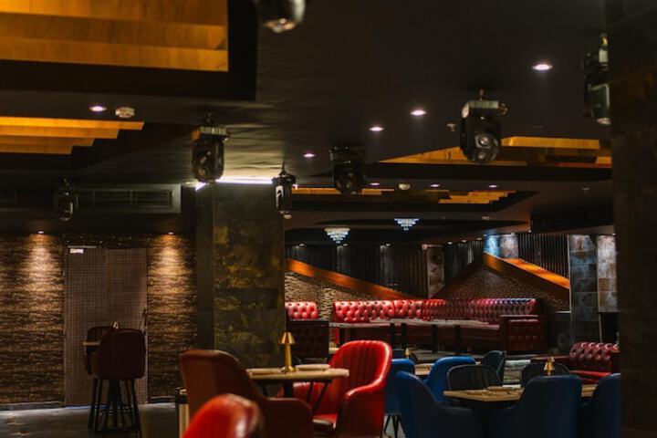 Lounge 42 of 74