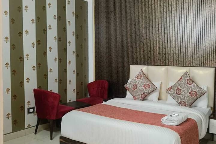 Room 6 of 9